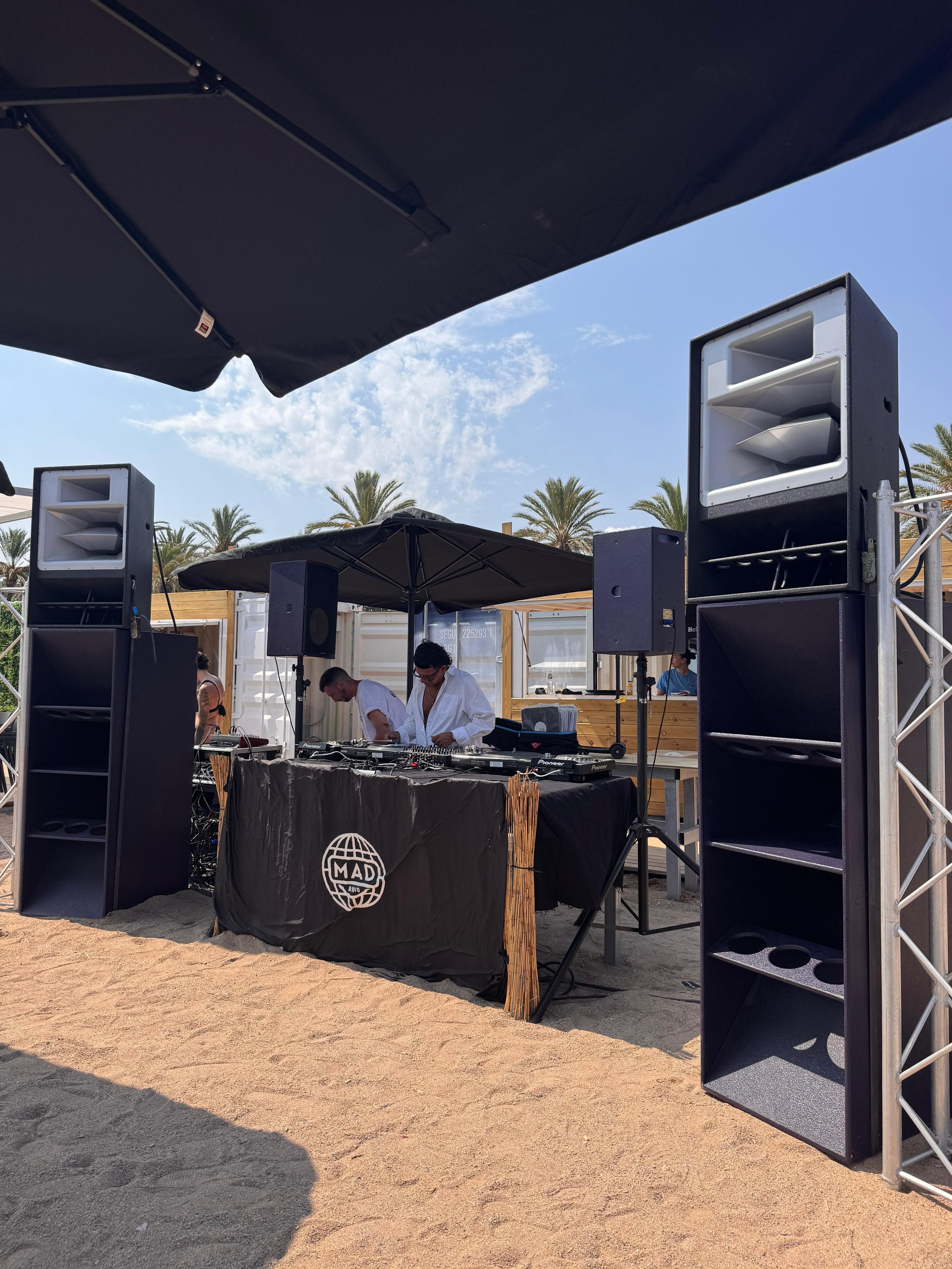 Escenario principal junto a la playa